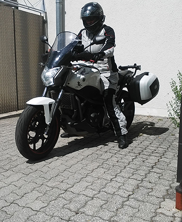 Motorrad vor dem Hotel